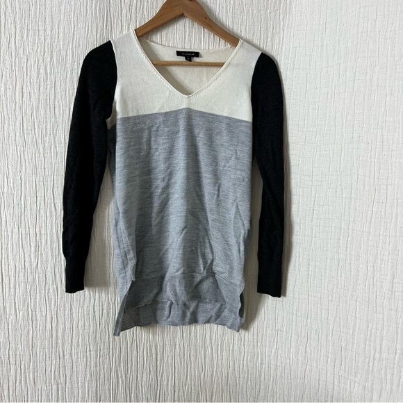 Ann Taylor Gray white charcoal color block v-neck merino wool sweater size XS - Picture 2 of 7